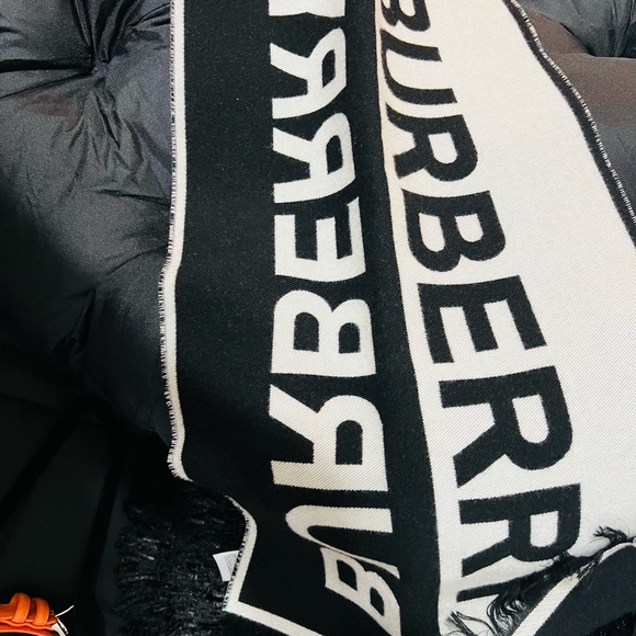 Burberry Oversized Scarf-RARE FIND - Picture 10 of 12